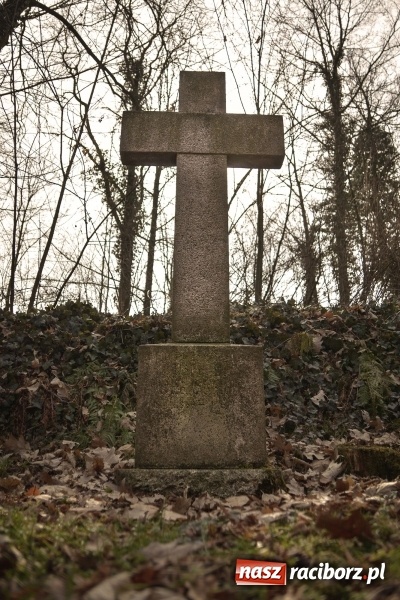 Zdjęcie w galerii na portalu naszraciborz.pl: Zapomniany cmentarz ewangelicki przy Starowiejskiej wiadomości z regionu
