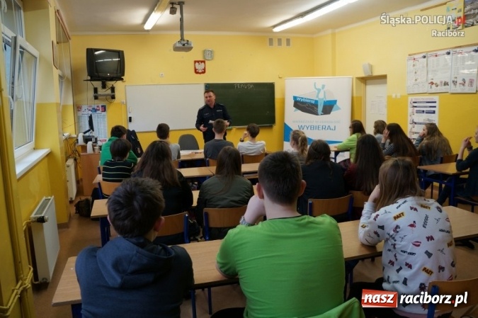 Zdjęcie w galerii na portalu naszraciborz.pl: Wkraczasz w dorosłość – Wybieraj! Spotkanie policjantów z młodzieżą  wiadomości z regionu