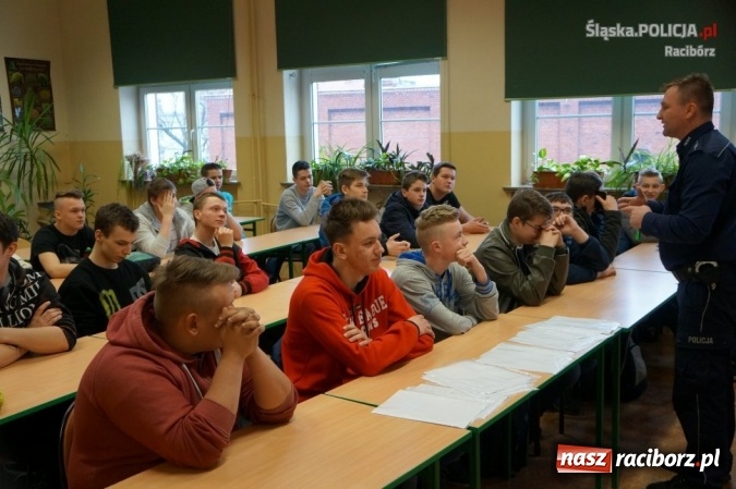 Zdjęcie w galerii na portalu naszraciborz.pl: Wkraczasz w dorosłość – Wybieraj! Spotkanie policjantów z młodzieżą  wiadomości z regionu