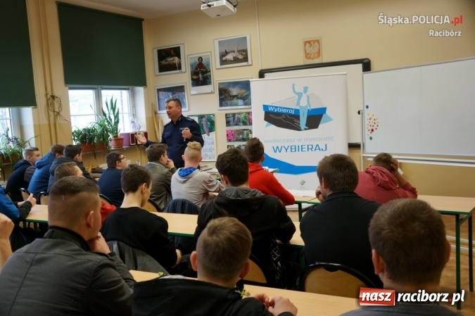 Zdjęcie w galerii na portalu naszraciborz.pl: Wkraczasz w dorosłość – Wybieraj! Spotkanie policjantów z młodzieżą  wiadomości z regionu