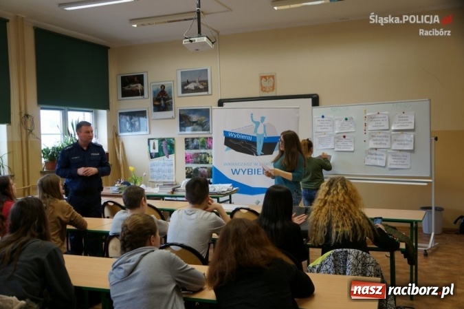 Zdjęcie w galerii na portalu naszraciborz.pl: Wkraczasz w dorosłość – Wybieraj! Spotkanie policjantów z młodzieżą  wiadomości z regionu