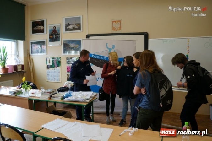 Zdjęcie w galerii na portalu naszraciborz.pl: Wkraczasz w dorosłość – Wybieraj! Spotkanie policjantów z młodzieżą  wiadomości z regionu