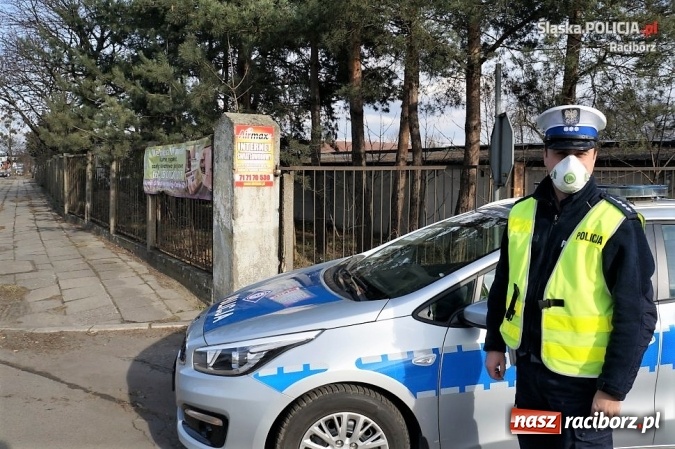 Zdjęcie w galerii na portalu naszraciborz.pl: Raciborscy policjanci zostali wyposażeni w maseczki antysmogowe wiadomości z regionu