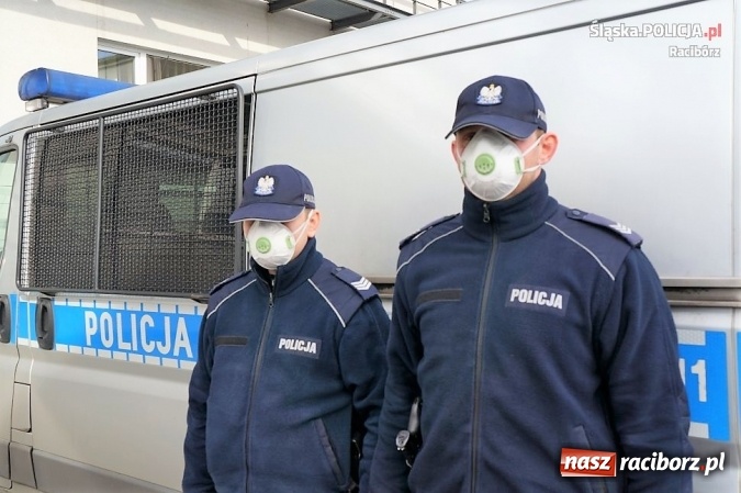 Zdjęcie w galerii na portalu naszraciborz.pl: Raciborscy policjanci zostali wyposażeni w maseczki antysmogowe wiadomości z regionu