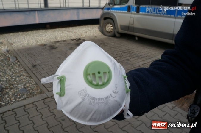 Zdjęcie w galerii na portalu naszraciborz.pl: Raciborscy policjanci zostali wyposażeni w maseczki antysmogowe wiadomości z regionu