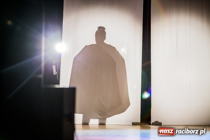 Zdjęcie w galerii na portalu naszraciborz.pl: O rozmowie, zrozumieniu i dziecięcej zabawie - teatr Miodzio zaprezentował się w Raciborskim Centrum Kultury wiadomości z regionu