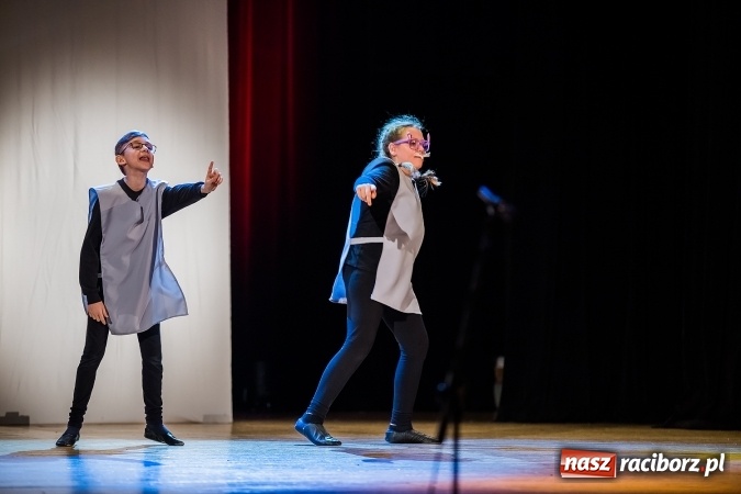 Zdjęcie w galerii na portalu naszraciborz.pl: O rozmowie, zrozumieniu i dziecięcej zabawie - teatr Miodzio zaprezentował się w Raciborskim Centrum Kultury wiadomości z regionu