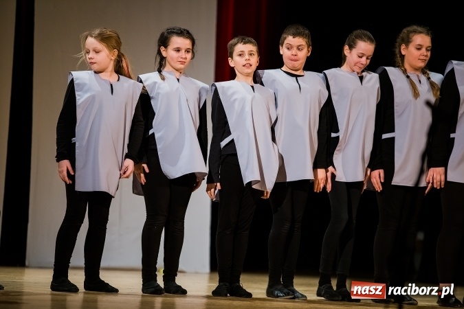 Zdjęcie w galerii na portalu naszraciborz.pl: O rozmowie, zrozumieniu i dziecięcej zabawie - teatr Miodzio zaprezentował się w Raciborskim Centrum Kultury wiadomości z regionu