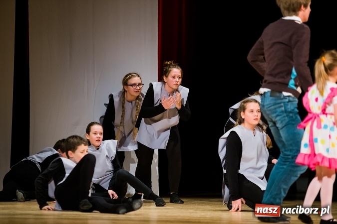 Zdjęcie w galerii na portalu naszraciborz.pl: O rozmowie, zrozumieniu i dziecięcej zabawie - teatr Miodzio zaprezentował się w Raciborskim Centrum Kultury wiadomości z regionu