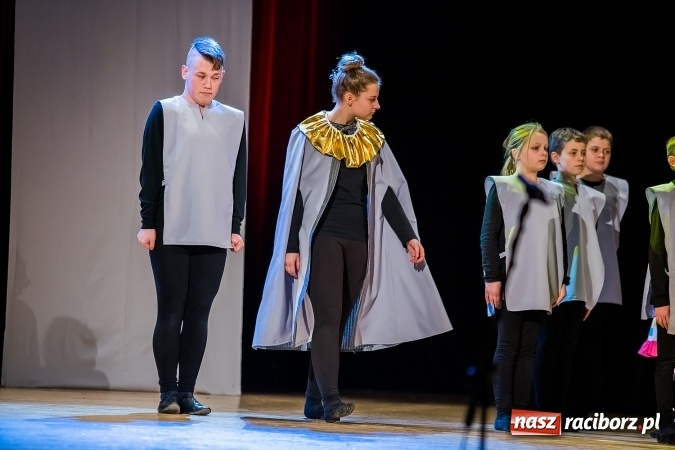 Zdjęcie w galerii na portalu naszraciborz.pl: O rozmowie, zrozumieniu i dziecięcej zabawie - teatr Miodzio zaprezentował się w Raciborskim Centrum Kultury wiadomości z regionu