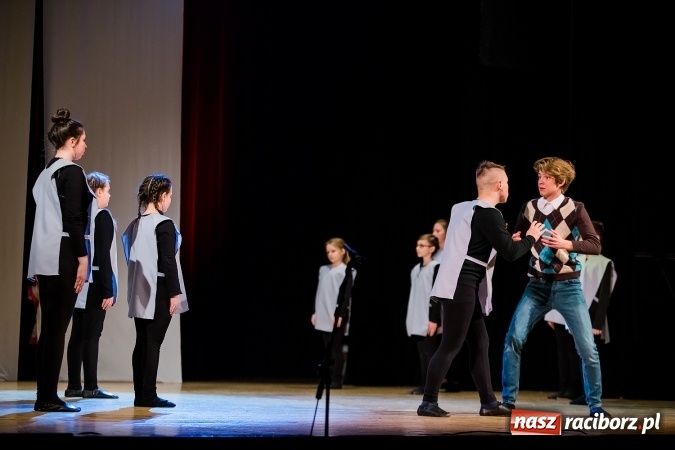 Zdjęcie w galerii na portalu naszraciborz.pl: O rozmowie, zrozumieniu i dziecięcej zabawie - teatr Miodzio zaprezentował się w Raciborskim Centrum Kultury wiadomości z regionu