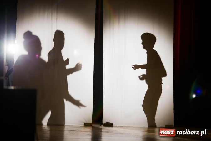 Zdjęcie w galerii na portalu naszraciborz.pl: O rozmowie, zrozumieniu i dziecięcej zabawie - teatr Miodzio zaprezentował się w Raciborskim Centrum Kultury wiadomości z regionu