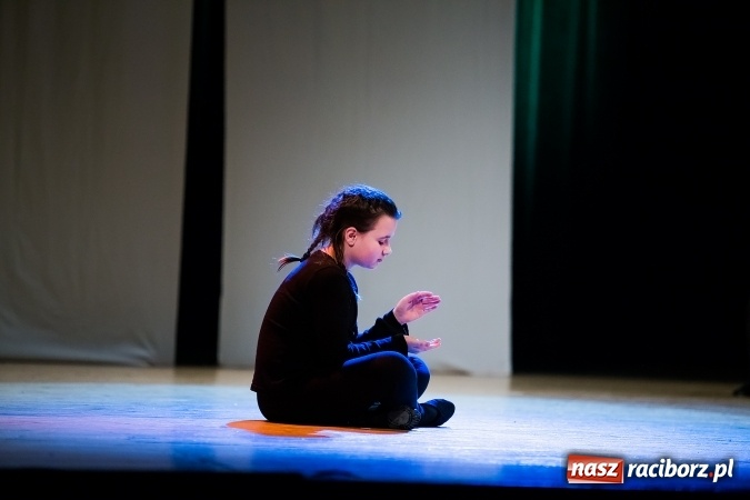 Zdjęcie w galerii na portalu naszraciborz.pl: O rozmowie, zrozumieniu i dziecięcej zabawie - teatr Miodzio zaprezentował się w Raciborskim Centrum Kultury wiadomości z regionu