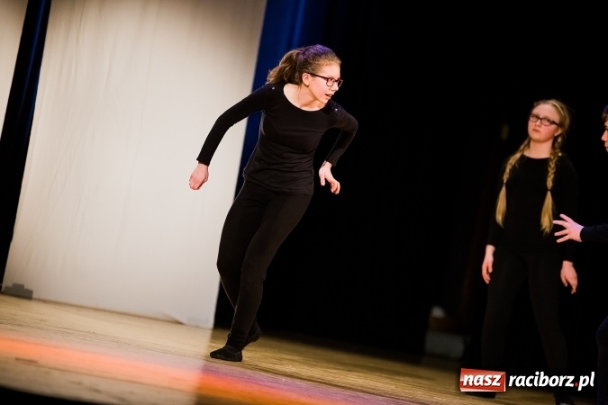 Zdjęcie w galerii na portalu naszraciborz.pl: O rozmowie, zrozumieniu i dziecięcej zabawie - teatr Miodzio zaprezentował się w Raciborskim Centrum Kultury wiadomości z regionu