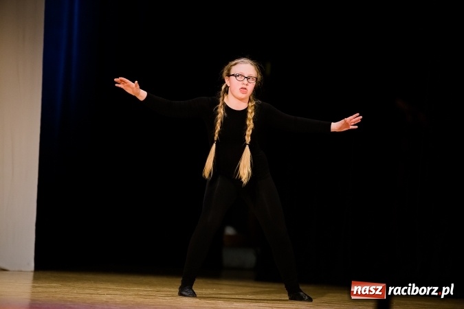 Zdjęcie w galerii na portalu naszraciborz.pl: O rozmowie, zrozumieniu i dziecięcej zabawie - teatr Miodzio zaprezentował się w Raciborskim Centrum Kultury wiadomości z regionu