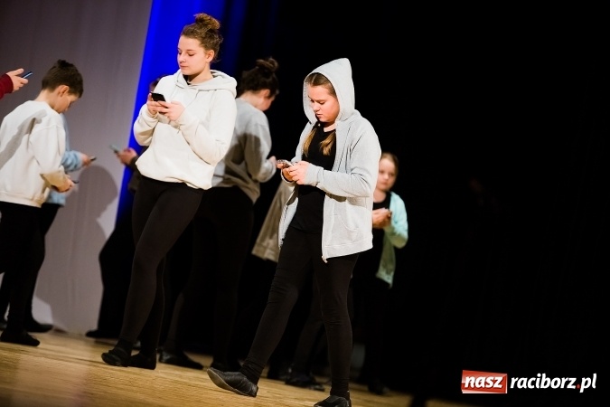 Zdjęcie w galerii na portalu naszraciborz.pl: O rozmowie, zrozumieniu i dziecięcej zabawie - teatr Miodzio zaprezentował się w Raciborskim Centrum Kultury wiadomości z regionu