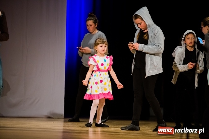 Zdjęcie w galerii na portalu naszraciborz.pl: O rozmowie, zrozumieniu i dziecięcej zabawie - teatr Miodzio zaprezentował się w Raciborskim Centrum Kultury wiadomości z regionu