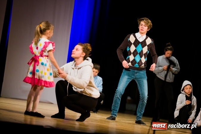 Zdjęcie w galerii na portalu naszraciborz.pl: O rozmowie, zrozumieniu i dziecięcej zabawie - teatr Miodzio zaprezentował się w Raciborskim Centrum Kultury wiadomości z regionu