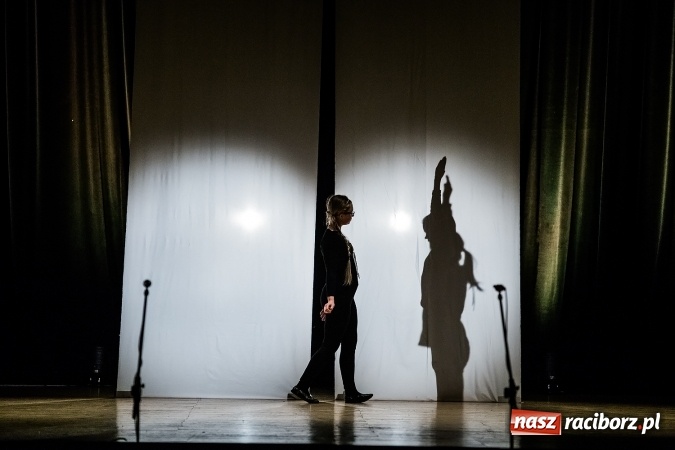 Zdjęcie w galerii na portalu naszraciborz.pl: O rozmowie, zrozumieniu i dziecięcej zabawie - teatr Miodzio zaprezentował się w Raciborskim Centrum Kultury wiadomości z regionu