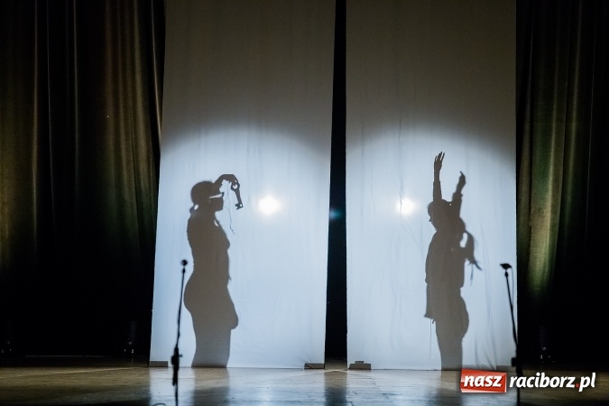 Zdjęcie w galerii na portalu naszraciborz.pl: O rozmowie, zrozumieniu i dziecięcej zabawie - teatr Miodzio zaprezentował się w Raciborskim Centrum Kultury wiadomości z regionu