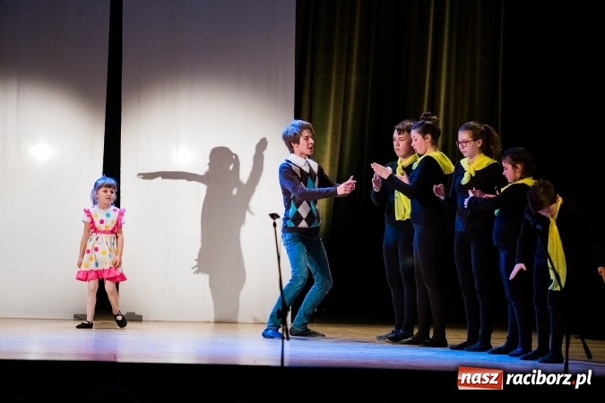Zdjęcie w galerii na portalu naszraciborz.pl: O rozmowie, zrozumieniu i dziecięcej zabawie - teatr Miodzio zaprezentował się w Raciborskim Centrum Kultury wiadomości z regionu