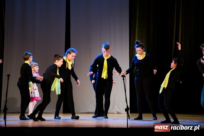 Zdjęcie w galerii na portalu naszraciborz.pl: O rozmowie, zrozumieniu i dziecięcej zabawie - teatr Miodzio zaprezentował się w Raciborskim Centrum Kultury wiadomości z regionu