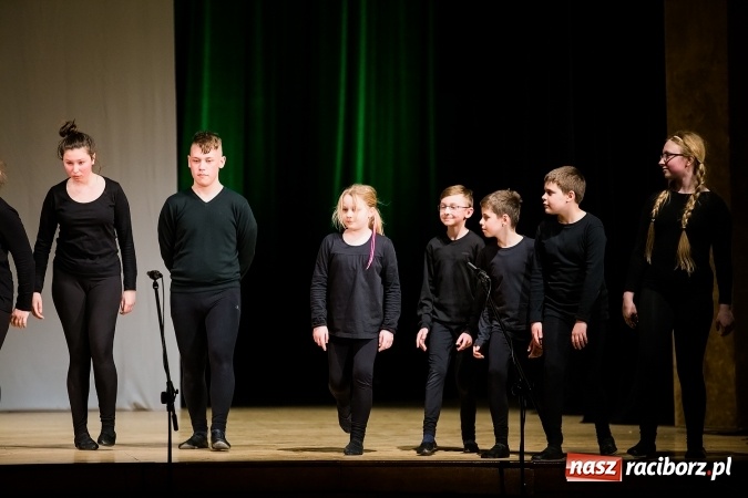 Zdjęcie w galerii na portalu naszraciborz.pl: O rozmowie, zrozumieniu i dziecięcej zabawie - teatr Miodzio zaprezentował się w Raciborskim Centrum Kultury wiadomości z regionu