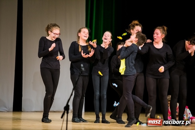 Zdjęcie w galerii na portalu naszraciborz.pl: O rozmowie, zrozumieniu i dziecięcej zabawie - teatr Miodzio zaprezentował się w Raciborskim Centrum Kultury wiadomości z regionu