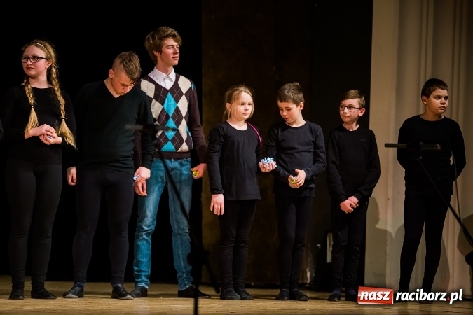 Zdjęcie w galerii na portalu naszraciborz.pl: O rozmowie, zrozumieniu i dziecięcej zabawie - teatr Miodzio zaprezentował się w Raciborskim Centrum Kultury wiadomości z regionu