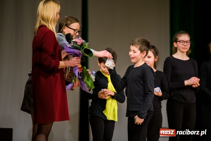 Zdjęcie w galerii na portalu naszraciborz.pl: O rozmowie, zrozumieniu i dziecięcej zabawie - teatr Miodzio zaprezentował się w Raciborskim Centrum Kultury wiadomości z regionu