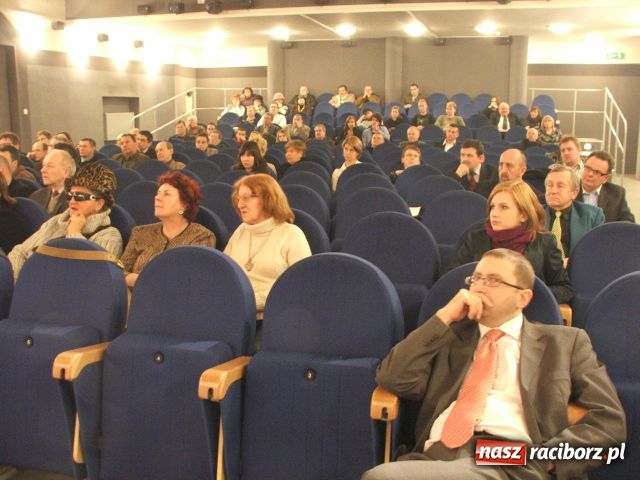 Zdjęcie w galerii na portalu naszraciborz.pl: Książka z autografem za pytania wiadomości z regionu