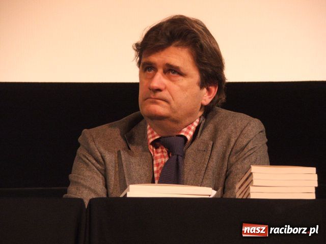 Zdjęcie w galerii na portalu naszraciborz.pl: Książka z autografem za pytania wiadomości z regionu