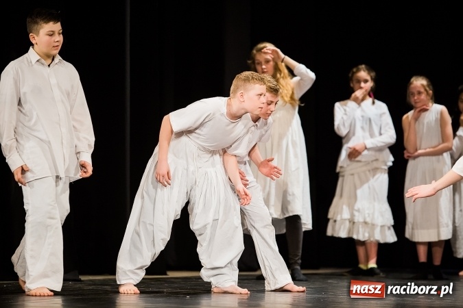 Zdjęcie w galerii na portalu naszraciborz.pl: Dyplomy i stypendia za wysokie wyniki w nauce w raciborskich szkołach rozdane wiadomości z regionu