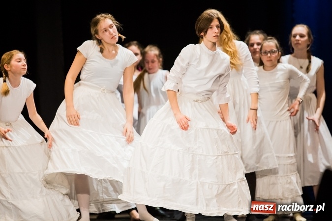 Zdjęcie w galerii na portalu naszraciborz.pl: Dyplomy i stypendia za wysokie wyniki w nauce w raciborskich szkołach rozdane wiadomości z regionu