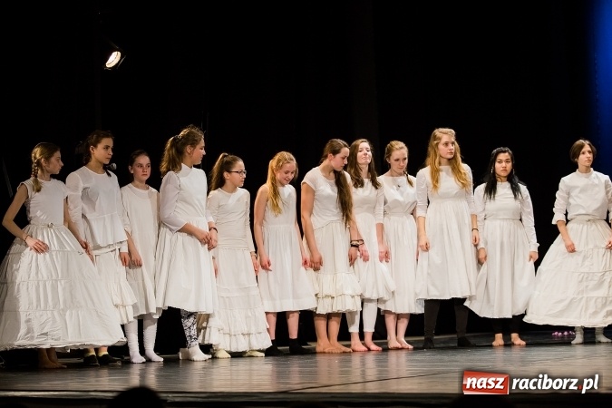 Zdjęcie w galerii na portalu naszraciborz.pl: Dyplomy i stypendia za wysokie wyniki w nauce w raciborskich szkołach rozdane wiadomości z regionu