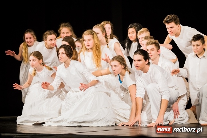 Zdjęcie w galerii na portalu naszraciborz.pl: Dyplomy i stypendia za wysokie wyniki w nauce w raciborskich szkołach rozdane wiadomości z regionu