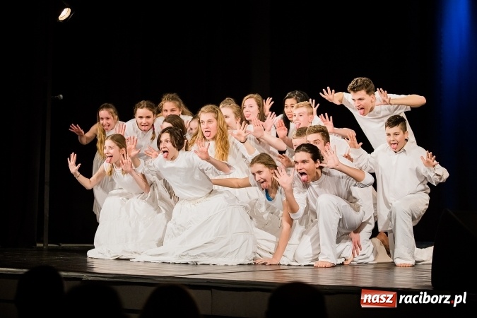 Zdjęcie w galerii na portalu naszraciborz.pl: Dyplomy i stypendia za wysokie wyniki w nauce w raciborskich szkołach rozdane wiadomości z regionu