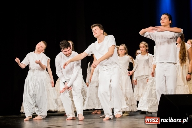 Zdjęcie w galerii na portalu naszraciborz.pl: Dyplomy i stypendia za wysokie wyniki w nauce w raciborskich szkołach rozdane wiadomości z regionu