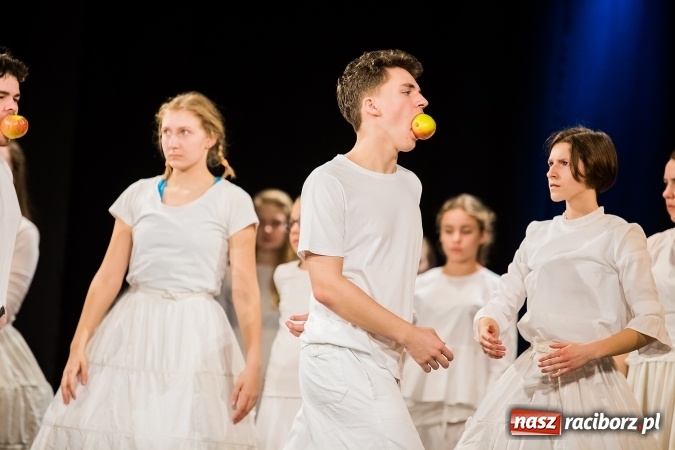 Zdjęcie w galerii na portalu naszraciborz.pl: Dyplomy i stypendia za wysokie wyniki w nauce w raciborskich szkołach rozdane wiadomości z regionu