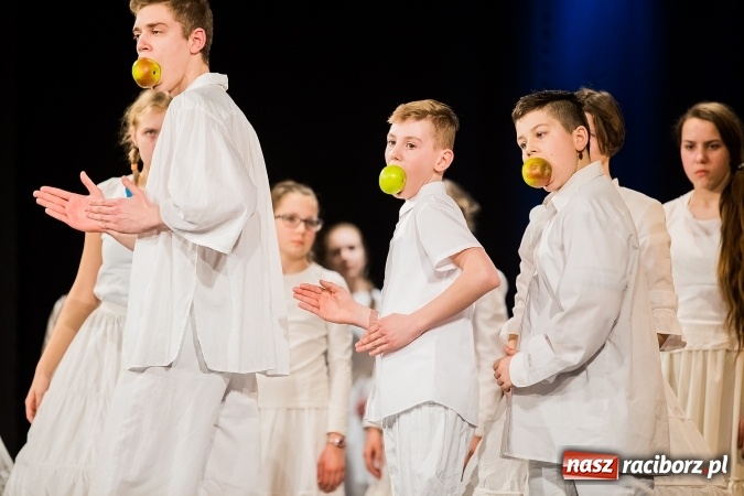 Zdjęcie w galerii na portalu naszraciborz.pl: Dyplomy i stypendia za wysokie wyniki w nauce w raciborskich szkołach rozdane wiadomości z regionu