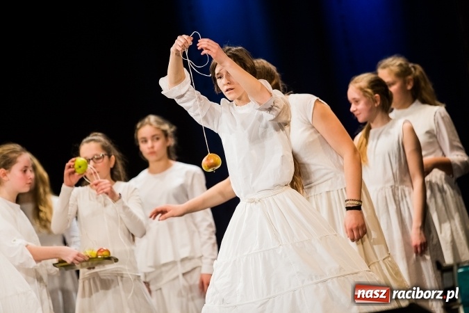 Zdjęcie w galerii na portalu naszraciborz.pl: Dyplomy i stypendia za wysokie wyniki w nauce w raciborskich szkołach rozdane wiadomości z regionu