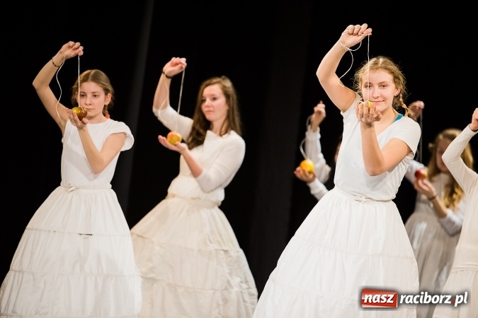 Zdjęcie w galerii na portalu naszraciborz.pl: Dyplomy i stypendia za wysokie wyniki w nauce w raciborskich szkołach rozdane wiadomości z regionu