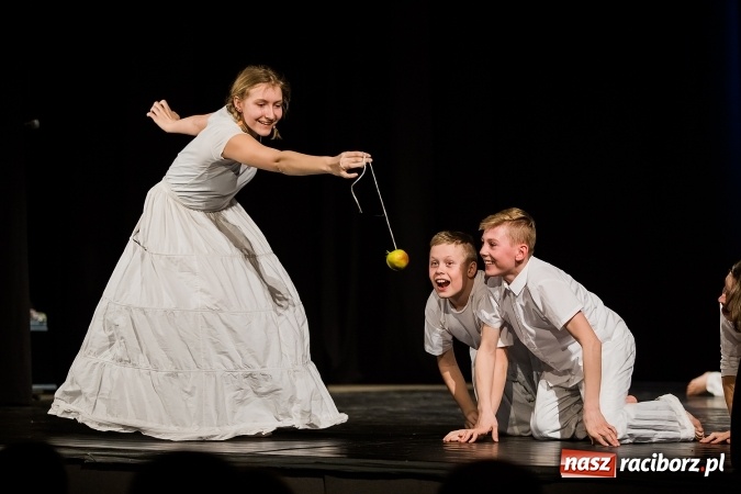 Zdjęcie w galerii na portalu naszraciborz.pl: Dyplomy i stypendia za wysokie wyniki w nauce w raciborskich szkołach rozdane wiadomości z regionu