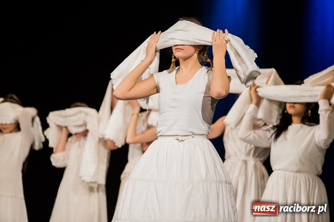 Zdjęcie w galerii na portalu naszraciborz.pl: Dyplomy i stypendia za wysokie wyniki w nauce w raciborskich szkołach rozdane wiadomości z regionu