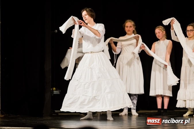 Zdjęcie w galerii na portalu naszraciborz.pl: Dyplomy i stypendia za wysokie wyniki w nauce w raciborskich szkołach rozdane wiadomości z regionu