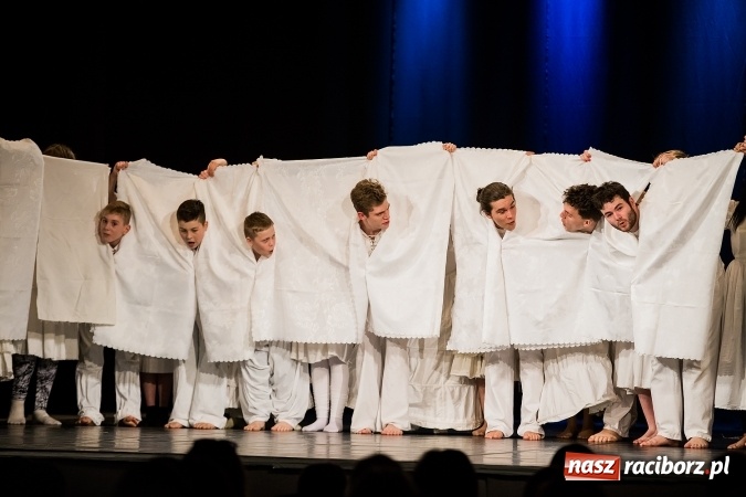 Zdjęcie w galerii na portalu naszraciborz.pl: Dyplomy i stypendia za wysokie wyniki w nauce w raciborskich szkołach rozdane wiadomości z regionu