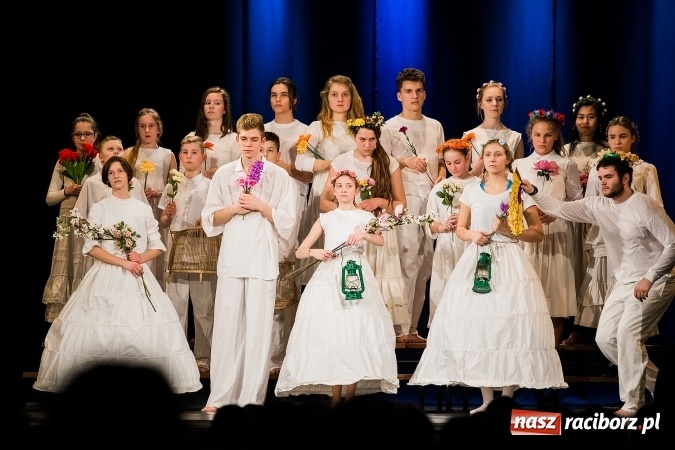 Zdjęcie w galerii na portalu naszraciborz.pl: Dyplomy i stypendia za wysokie wyniki w nauce w raciborskich szkołach rozdane wiadomości z regionu