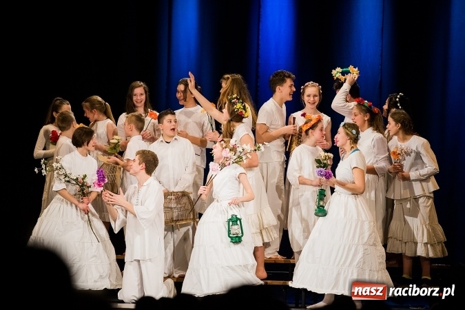 Zdjęcie w galerii na portalu naszraciborz.pl: Dyplomy i stypendia za wysokie wyniki w nauce w raciborskich szkołach rozdane wiadomości z regionu