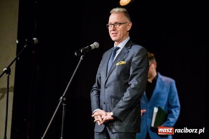 Zdjęcie w galerii na portalu naszraciborz.pl: Dyplomy i stypendia za wysokie wyniki w nauce w raciborskich szkołach rozdane wiadomości z regionu