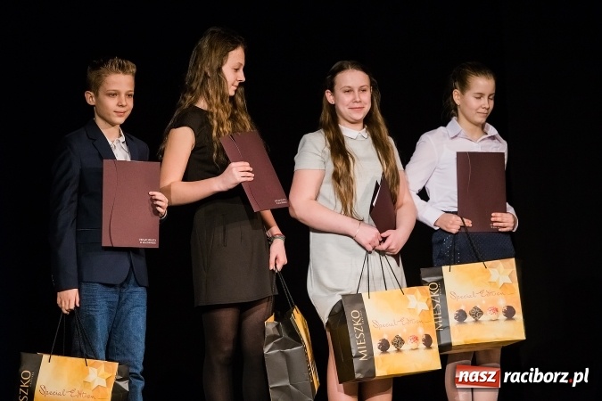 Zdjęcie w galerii na portalu naszraciborz.pl: Dyplomy i stypendia za wysokie wyniki w nauce w raciborskich szkołach rozdane wiadomości z regionu